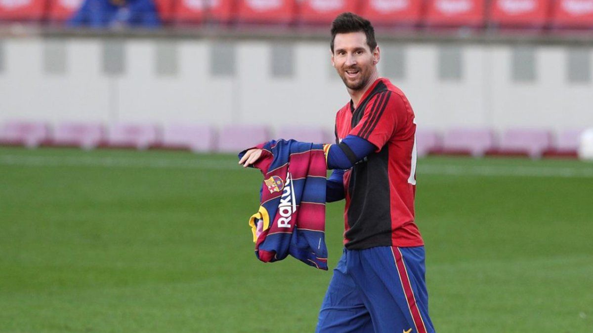 Después de anotar un golazo ante el Osasuna, Messi mostró que llevaba puesta la camiseta que Maradona utilizó cuando jugó en Newell's, club del que es hincha el exjugador del Barcelona.
