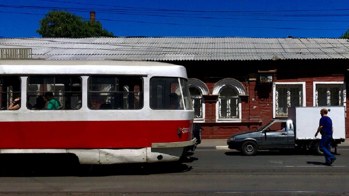 Video: imponen el uso obligatorio de tapabocas en una ciudad rusa y hasta los tranvías lo usan