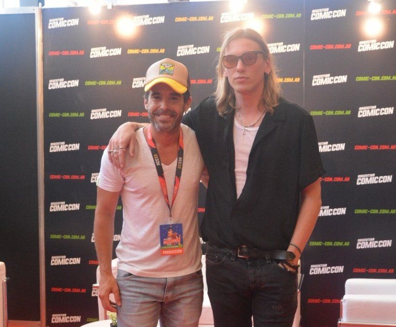 Nicolás Cabré junto a Jamie Campbell Bower.
