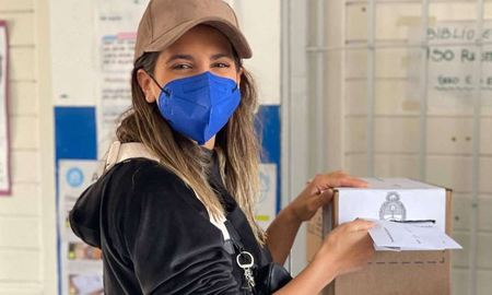 La precandidata a diputada por Unite mostró en las redes el momento exacto en el que mete el sobre en la urna en las Paso 2021. La precandidata a diputada por Unite mostró en las redes el momento exacto en el que mete el sobre en la urna en las Paso 2021.