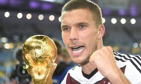 Lukas Podolski quiere seguir jugando al fútbol y tiene la intención de probar suerte en el fútbol sudamericano. Lukas Podolski quiere seguir jugando al fútbol y tiene la intención de probar suerte en el fútbol sudamericano.