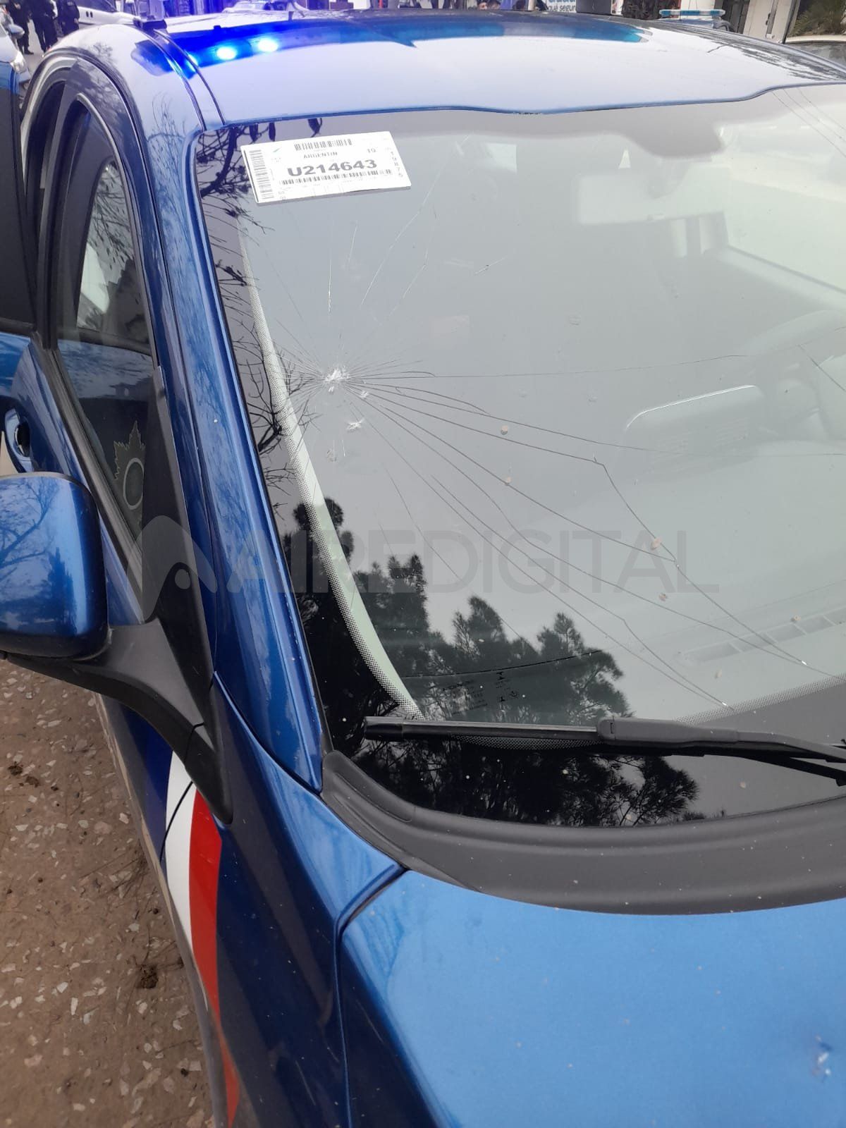 Al menos tres móviles policiales resultaron con distintos daños producto de los ladrillazos y piedrazos que arrojaron los vecinos.