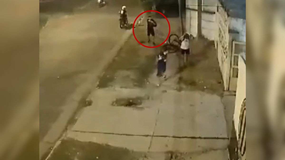 El momento quedó grabado por las cámaras de seguridad de la zona. El momento quedó grabado por las cámaras de seguridad de la zona.