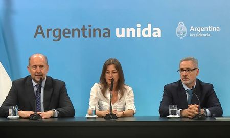 De izq. a der.: Omar Perotti, Sabina Frederic y Marcelo Sain De izq. a der.: Omar Perotti, Sabina Frederic y Marcelo Sain