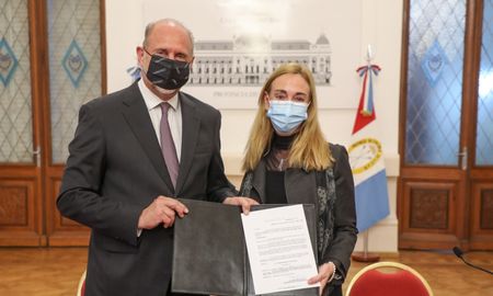 El gobernador Perotti junto a la representante de la OPS/OMS en Argentina, Eva Jané Llopis. El gobernador Perotti junto a la representante de la OPS/OMS en Argentina, Eva Jané Llopis.