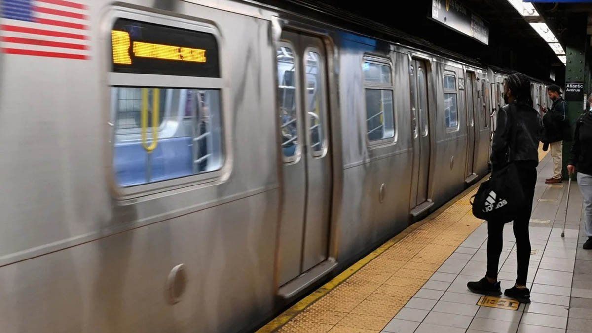 El tiroteo ocurrió en un tren Q en dirección norte alrededor de las 11:45 a.m. en NYC.