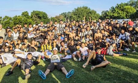La felicidad del plantel de Nacional, luego de consagrarse campeón, en Primera y Reserva de la Primera B de la Liga Santafesina 2024. La felicidad del plantel de Nacional, luego de consagrarse campeón, en Primera y Reserva de la Primera B de la Liga Santafesina 2024.