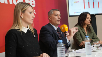 Virginia Coudannes, Pablo Olivares y Malena Azario en conferencia de prensa.
