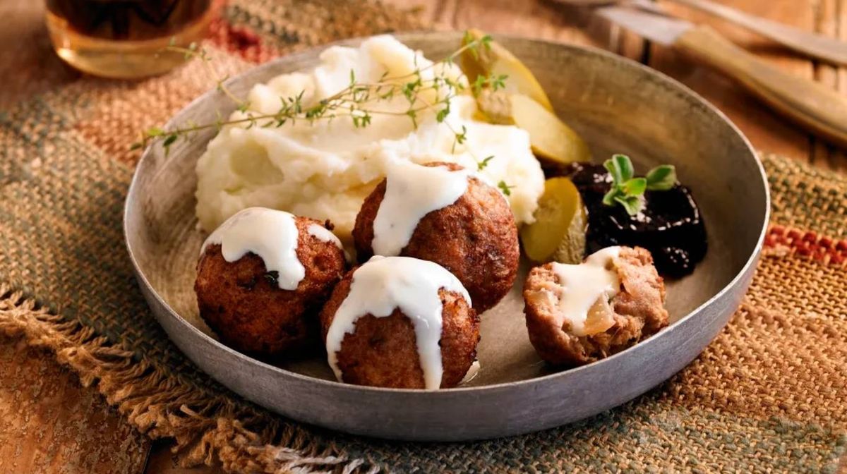 Albóndigas con puré y jalea de arándanos