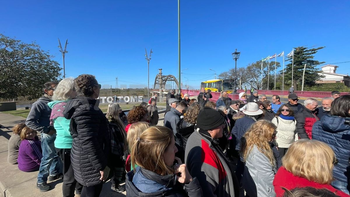 Vecinos de Santo Tomé se concentraron y pidieron por arreglos en el Puente Carretero.