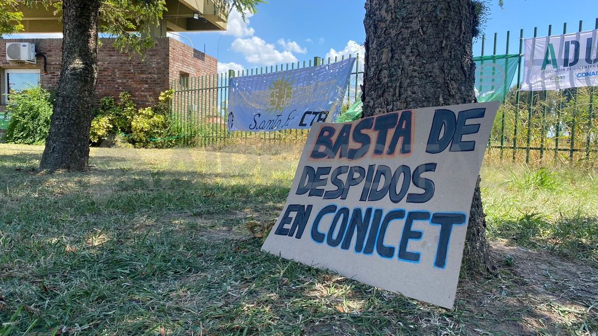 En la provincia de Santa Fe, cinco personas fueron despedidas del Conicet: cuatro en la ciudad capital y otra más en Rosario. En la provincia de Santa Fe, cinco personas fueron despedidas del Conicet: cuatro en la ciudad capital y otra más en Rosario.