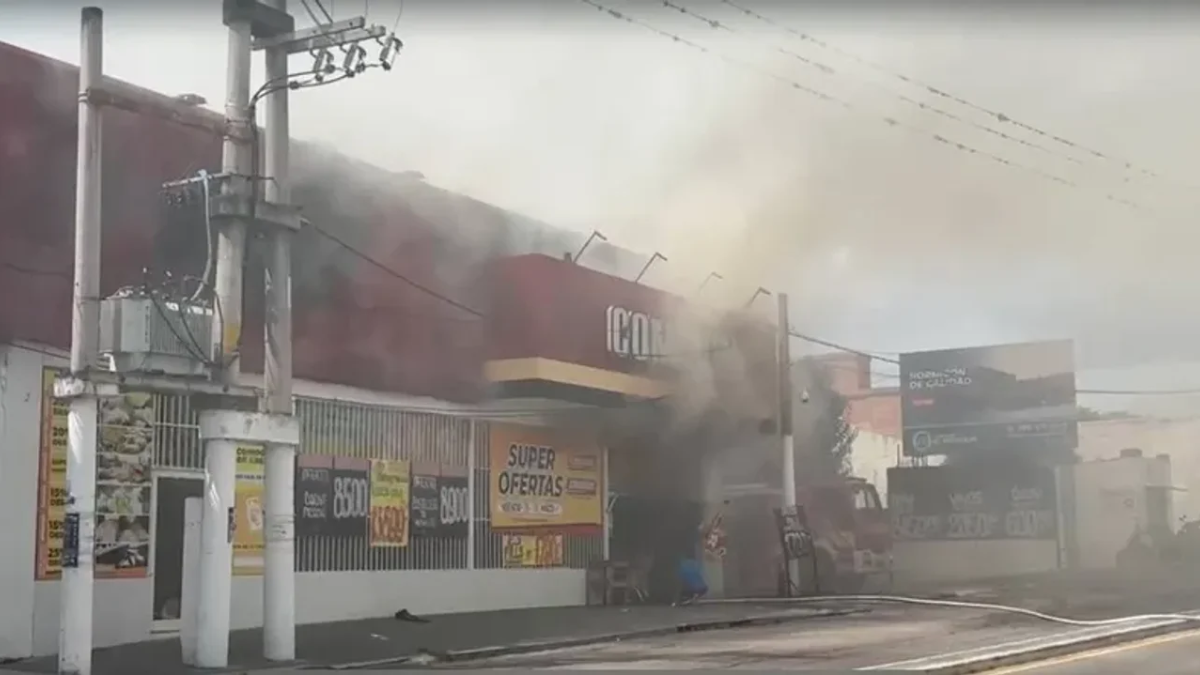 El foco habría comenzado en la zona de la panadería y se extendió por todo el comercio.