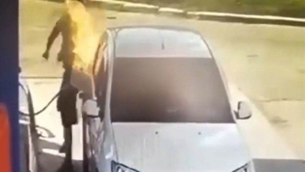 Insólito: encendió un cigarrillo mientras estaba cargando nafta y se le prendió fuego el auto