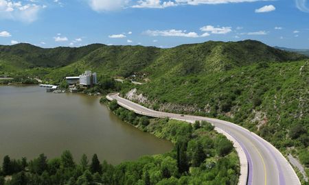 Desde las tierras rojas de Sierra de las Quijadas hasta los arroyos cristalinos de El Trapiche, este destino combina adrenalina, historia y una atmósfera única. Desde las tierras rojas de Sierra de las Quijadas hasta los arroyos cristalinos de El Trapiche, este destino combina adrenalina, historia y una atmósfera única.