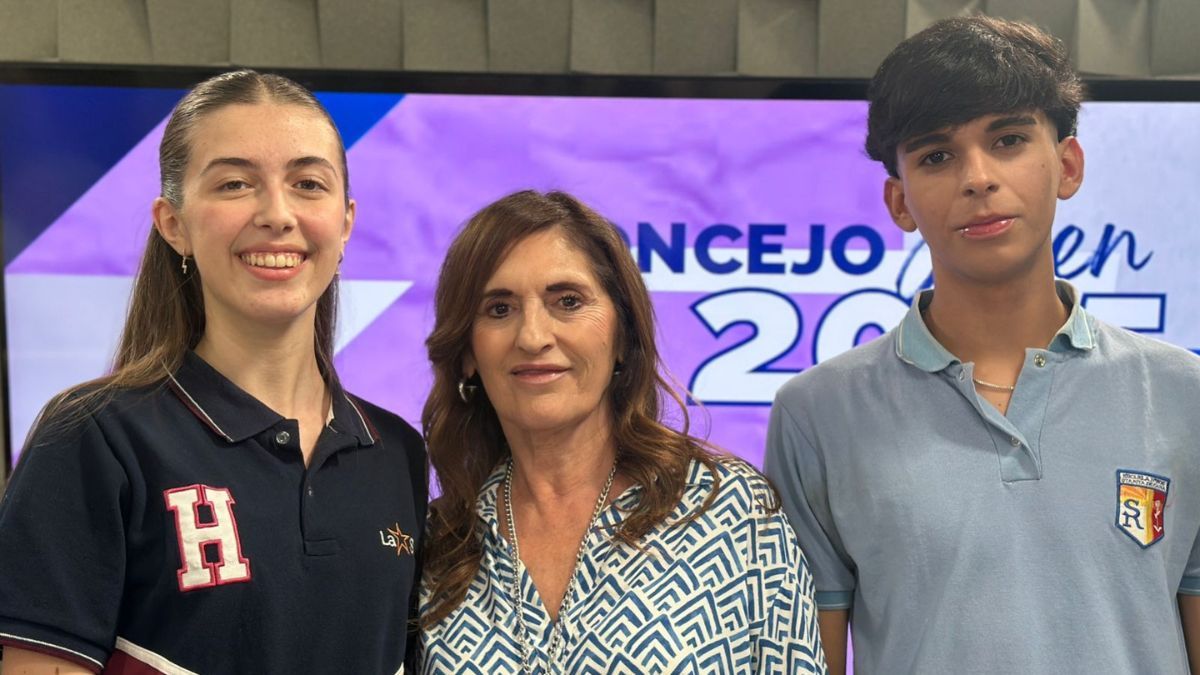 Adriana Chuchi Molina junto a las autoridades del Concejo Joven.