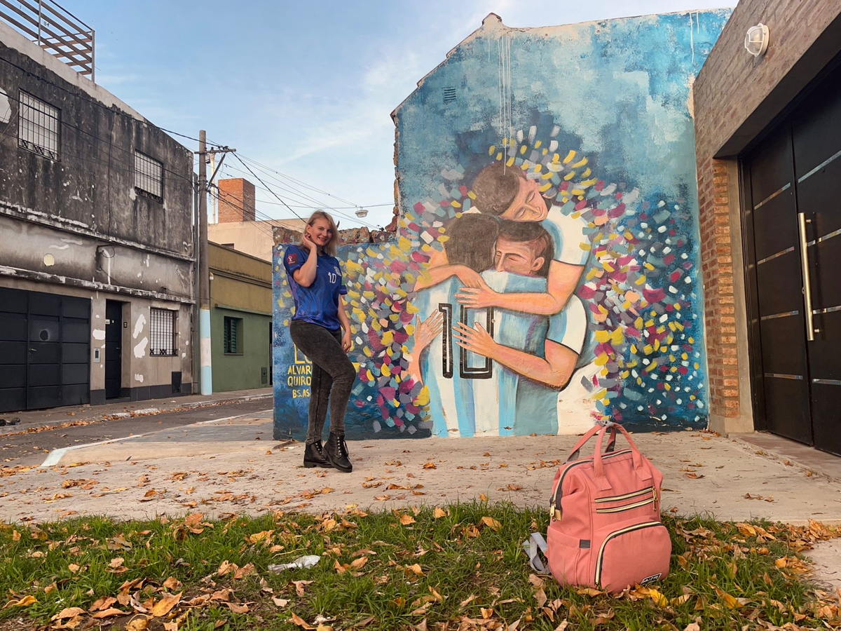 Valeria Ptitsyna, oriunda de Rusia, de visita en el barrio de Lionel Messi.
