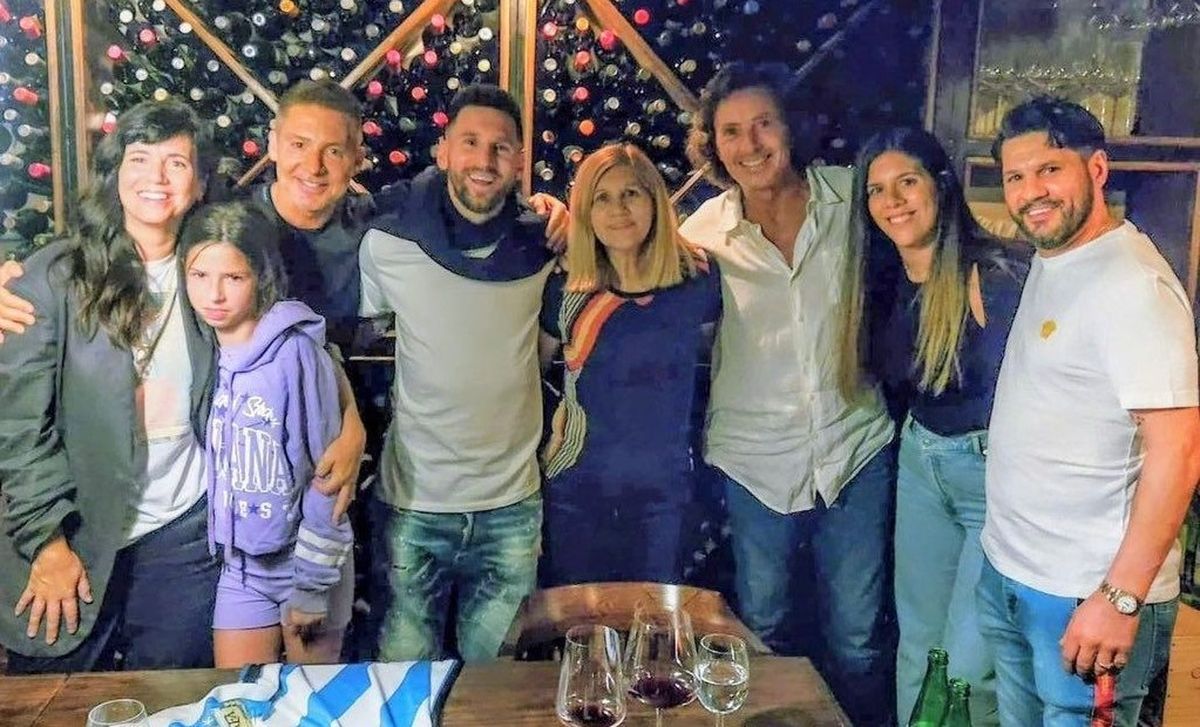 Lionel Messi y su familia cenó este lunes en una parrilla de Palermo y generó que cientos de personas rodeen el lugar.