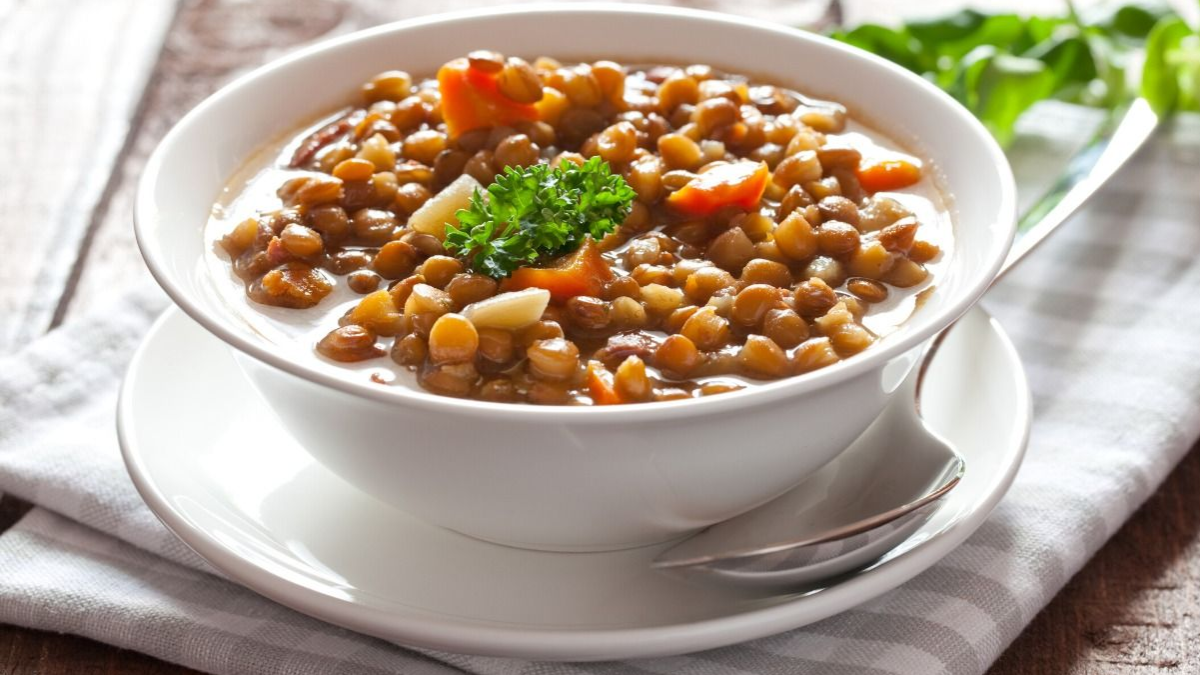 La cazuela de lentejas es un plato delicioso y fácil de preparar, con ingredientes simples. La cazuela de lentejas es un plato delicioso y fácil de preparar, con ingredientes simples.