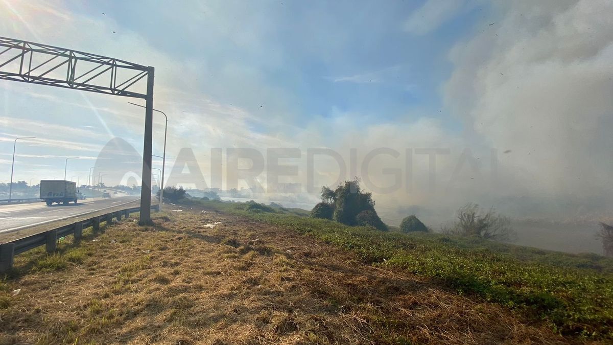 El humo por el incendio de pastizales llega a Circunvalación Oeste. El humo por el incendio de pastizales llega a Circunvalación Oeste.