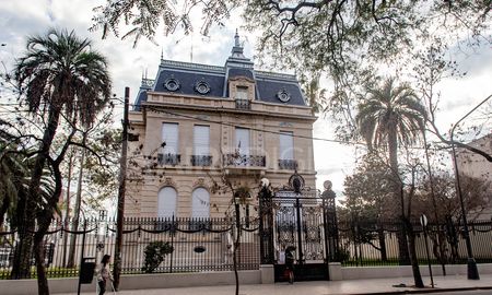 Además de las muestras artísticas, continuarán las visitas guiadas por el interior del tradicional edificio emplazado en la capital provincial. Además de las muestras artísticas, continuarán las visitas guiadas por el interior del tradicional edificio emplazado en la capital provincial.