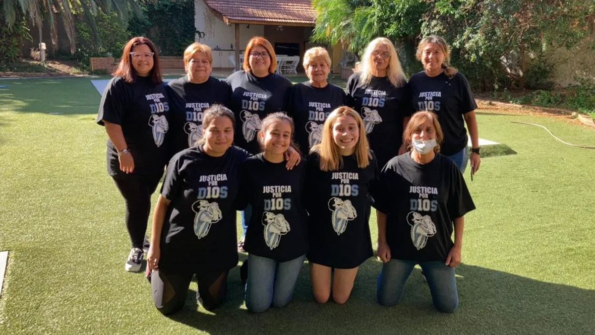 Las hermanas de Diego Maradona con una remera pidiendo justicia