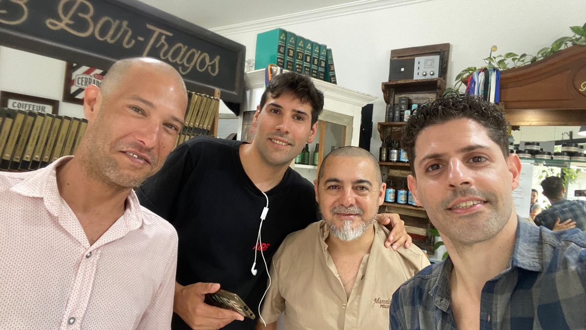 Los periodistas de AIRE pasaron por la peluquería en vivo tras la consagración de la Selección Argentina en el Mundial de Qatar 2022.&nbsp;