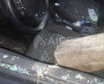 Le rompieron el vidrio al auto arrojándole un trozo de cordón Le rompieron el vidrio al auto arrojándole un trozo de cordón