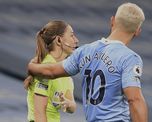 El Kun Agüero le reclama una jugada a Sian Massey-Ellis y el gesto generó polémica. El Kun Agüero le reclama una jugada a Sian Massey-Ellis y el gesto generó polémica.