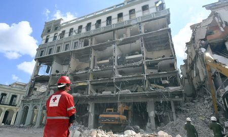 Sigue la remoción de escombros en el hotel siniestrado Sigue la remoción de escombros en el hotel siniestrado