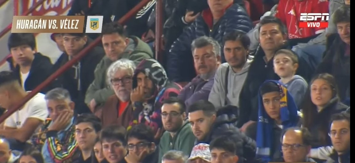 Wanchope Ábila mirndo Huracán vs Vélez. Wanchope Ábila mirndo Huracán vs Vélez.