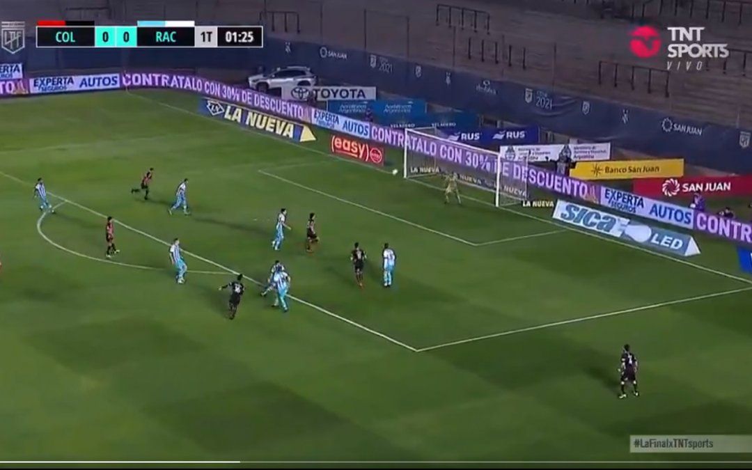 Colon avisó a Racing con un tiro elevado de Cristian Ferreira.