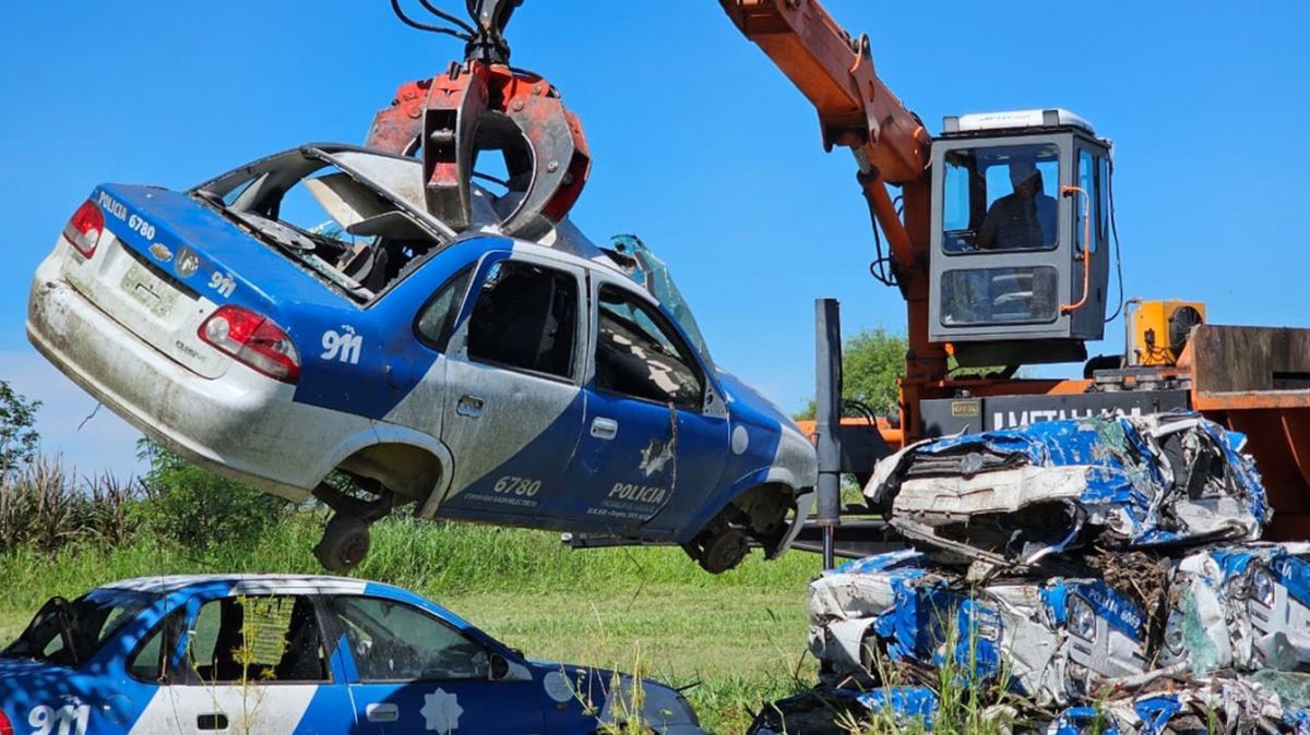 Provincia comenzó a compactar vehículos en el depósito policial del departamento San Justo.
