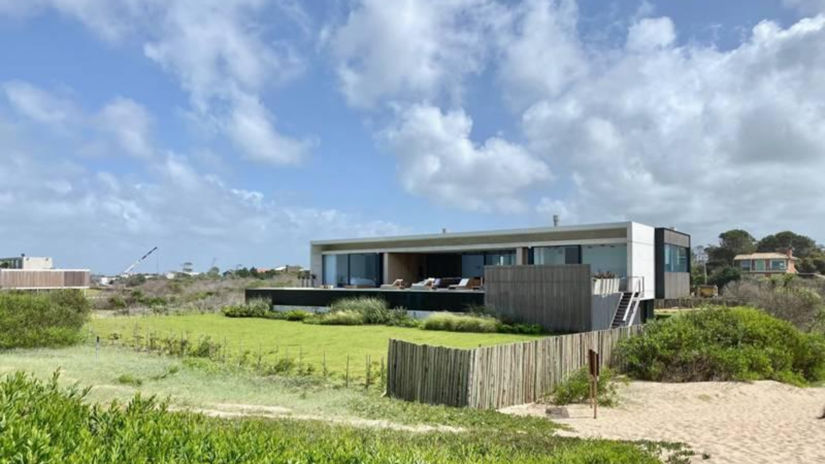 Así era la lujosa mansión que Adrián Suar tenía en Punta del Este. Así era la lujosa mansión que Adrián Suar tenía en Punta del Este.