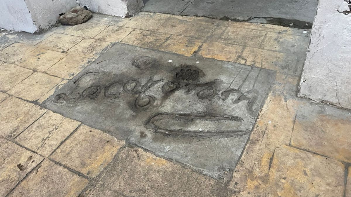 La firma de Locomotora Oliveras en una de las baldozas del Gimnasio. La firma de Locomotora Oliveras en una de las baldozas del Gimnasio.