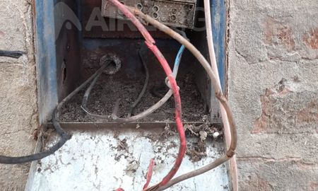 La vivienda ubicada en calle El Mate al 1400 en Sauce Viejo, sufrió importantes daños al caerle un rayo este lunes al mediodía. La vivienda ubicada en calle El Mate al 1400 en Sauce Viejo, sufrió importantes daños al caerle un rayo este lunes al mediodía.
