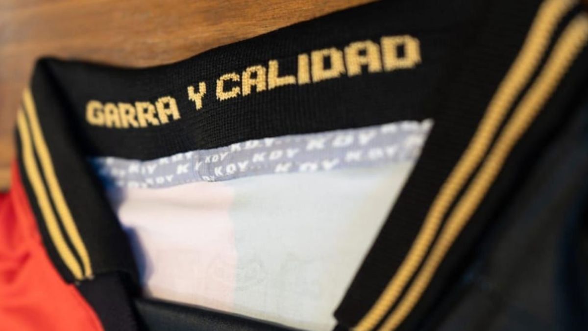 Se conocieron los detalles de la nueva camiseta de Colón por los 120 años.