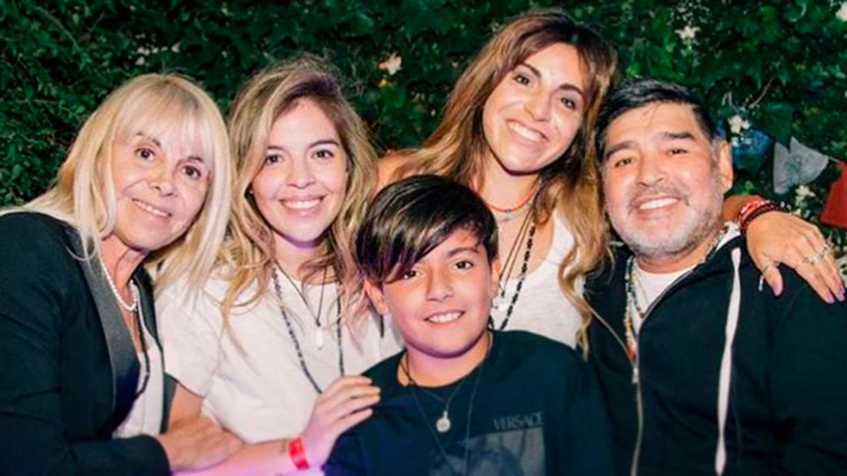 Los Maradona y Claudia Villafañe junto a Benjamín Agüero.