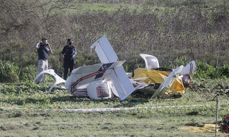 Las dos personas que se encontraban entre los restos del avión habían fallecido en el acto. Foto: Leo Vaca Las dos personas que se encontraban entre los restos del avión habían fallecido en el acto. Foto: Leo Vaca