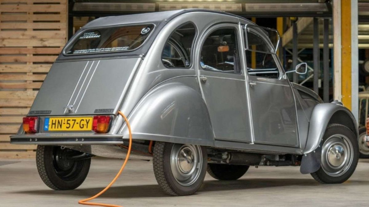 Un garage especializado en vehículos Citröen 2CV modificó el motor y el chasis para convertir a una de las unidades en un auto eléctrico que funciona con más potencia y velocidad.