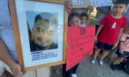 Tomás Molinas circulaba en moto y fue atropellado por un camión el pasado 11 de octubre en Avenida Peñaloza y Alberti. Murió a causa de las heridas. Tomás Molinas circulaba en moto y fue atropellado por un camión el pasado 11 de octubre en Avenida Peñaloza y Alberti. Murió a causa de las heridas.