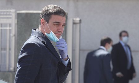 El presidente del Gobierno Español, Pedro Sánchez, durante una visita a una fábrica de respiradores artificiales en plena crisis sanitaria del coronavirus en Móstoles, España. El presidente del Gobierno Español, Pedro Sánchez, durante una visita a una fábrica de respiradores artificiales en plena crisis sanitaria del coronavirus en Móstoles, España.