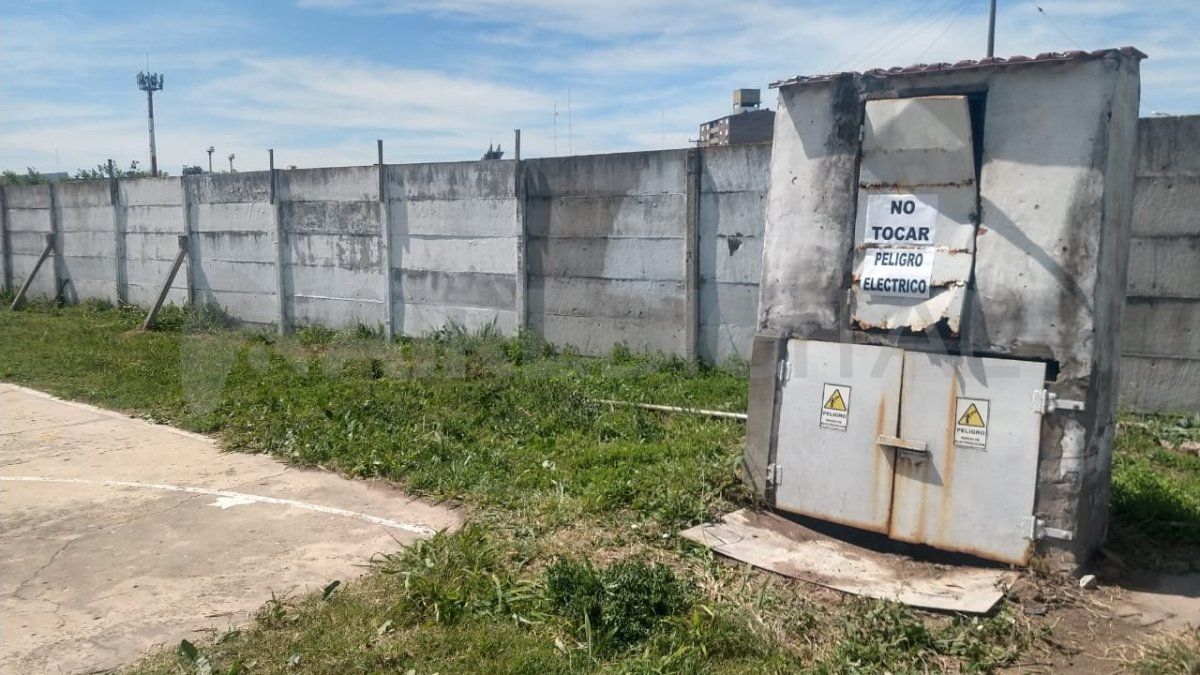 Personal ajeno al establecimiento ingresó por la parte de atrás (playón) y vandalizando una puerta robaron una bomba centrífuga, cables, elementos de electricidad, una canilla, un caño y hasta el alambre de púas colocado para brindar mayor seguridad.