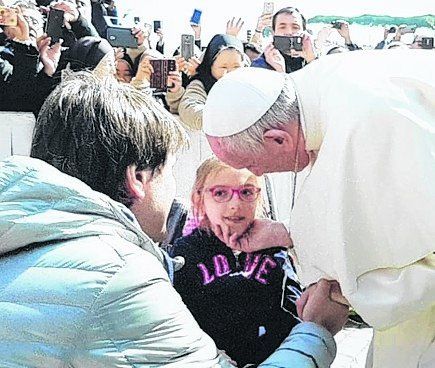 El Papa sorprendió a Brisa, la niña rosarina que contará con un perro de servicio