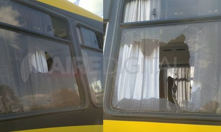 Ahora, quienes se ve afectada por los ataques a piedrazos es la empresa de colectivos Continental, que cubre el servicio Sauce Viejo – Los Zapallos. Ahora, quienes se ve afectada por los ataques a piedrazos es la empresa de colectivos Continental, que cubre el servicio Sauce Viejo – Los Zapallos.