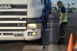 Desde enero, el Gobierno de la Provincia de Santa Fe realizó más de 680 operativos de control y labró 438 actas por exceso de peso en transportes de carga. Desde enero, el Gobierno de la Provincia de Santa Fe realizó más de 680 operativos de control y labró 438 actas por exceso de peso en transportes de carga.