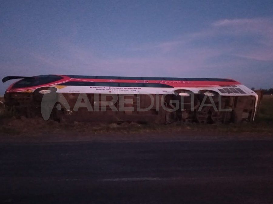 El vuelco ocurrió sobre la ruta 11 entre las localidades de Videla y Emilia. 