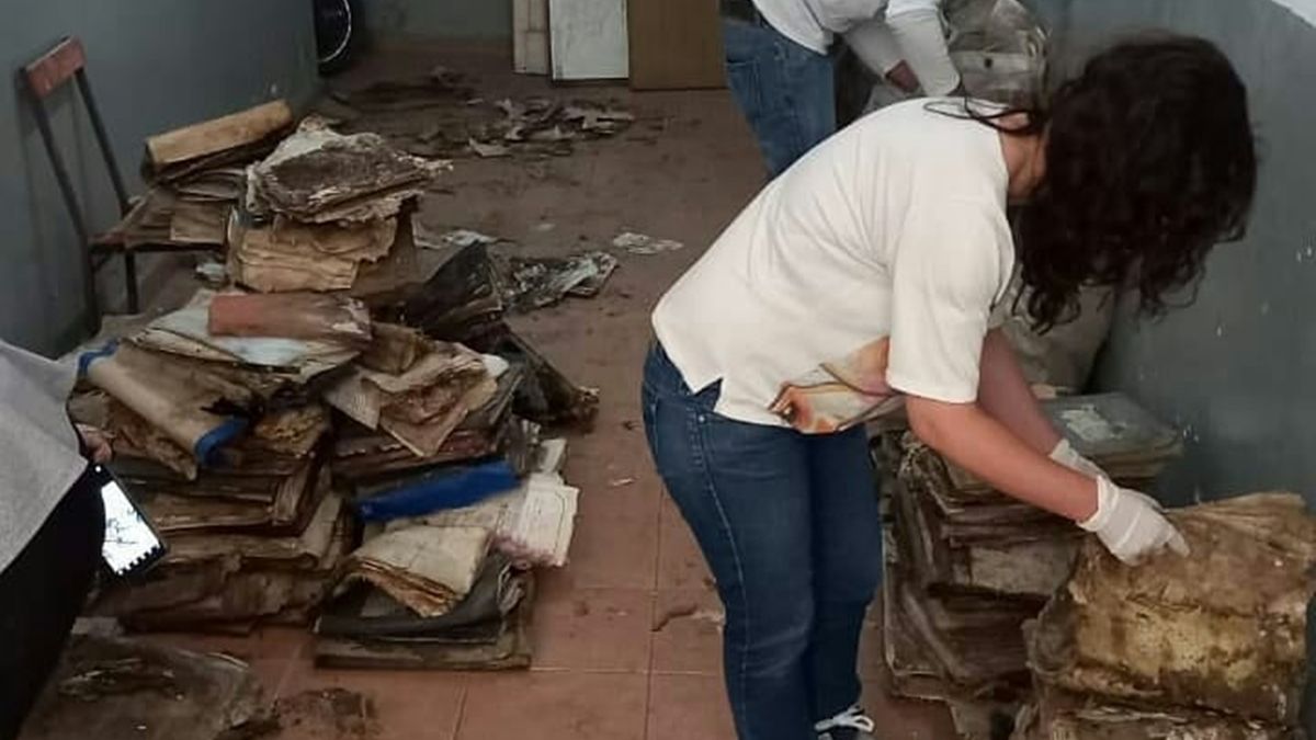 Se trasladó un total de trece bolsas que contienen libros y cuadernos de los años 1973 a 1983 en su mayoría pertenecientes al Comando Radioeléctrico de la Policía de la Provincia.