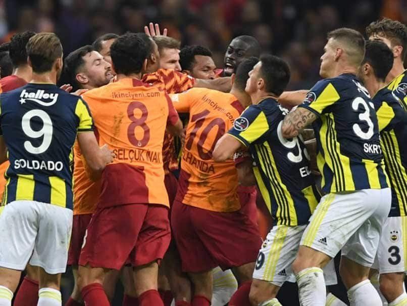 Empate y escándalo en el clásico turco entre Galatasaray y Fenerbahce