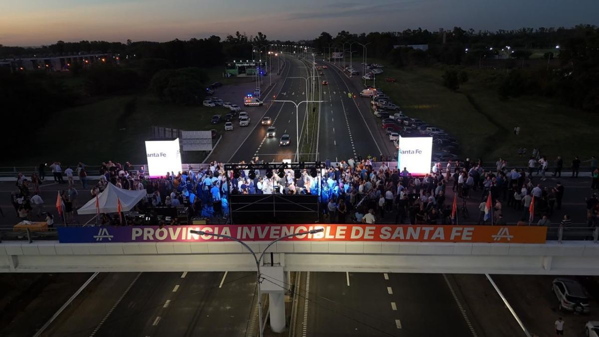 El acto se realizó sobre el puente del kilómetro 0 de la autopista, en el ingreso a la ciudad de Rosario. El acto se realizó sobre el puente del kilómetro 0 de la autopista, en el ingreso a la ciudad de Rosario.