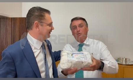 El pastor y diputado Sóstenes Cavalcante le entregó una bolsa de alfajores de la familia Peralta al presidente de Brasil, Jair Bolsonaro. El pastor y diputado Sóstenes Cavalcante le entregó una bolsa de alfajores de la familia Peralta al presidente de Brasil, Jair Bolsonaro.